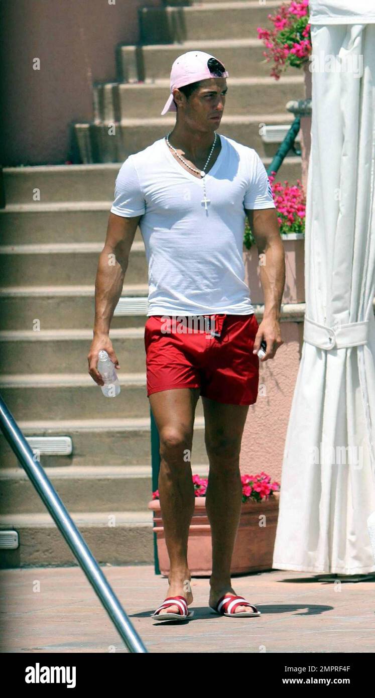 Exklusiv!! Der Fußballspieler Cristiano Ronaldo von Manchester United wurde heute Nachmittag mit seinen Freunden gesehen, wie er die warme Sonne Südkaliforniens genießt. Ronaldo verbrachte Stunden am Pool in seinem Luxushotel in Beverly Hills, wo er abwechselnd im Pool faulenzen, essen und sich abkühlen konnte. Los Angeles, Kalifornien. 6/18/09. . Stockfoto