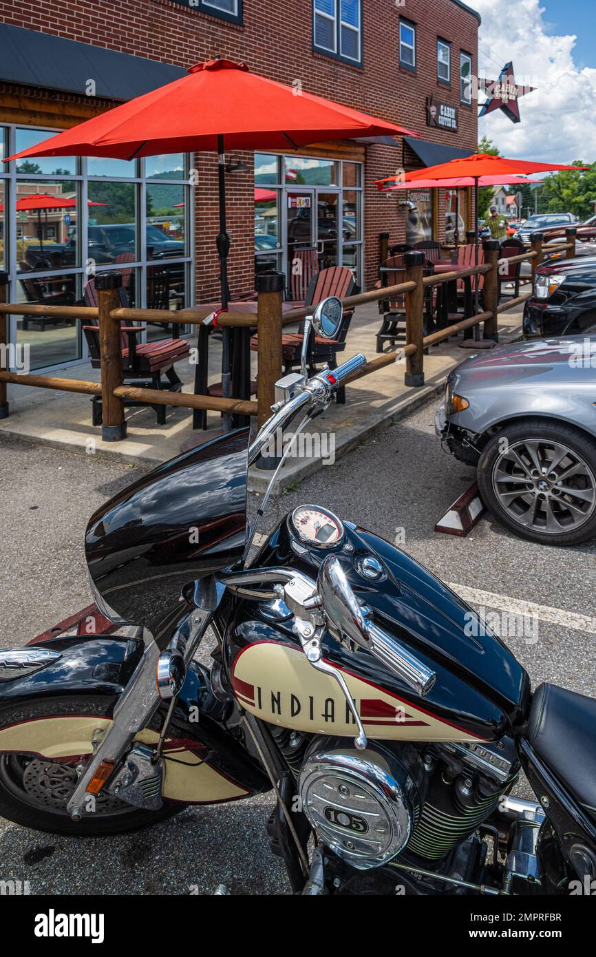 Klassisches indianisches Motorrad in der Cabin Coffee Co. Auf dem Town Square in Blairsville, Georgia. (USA) Stockfoto