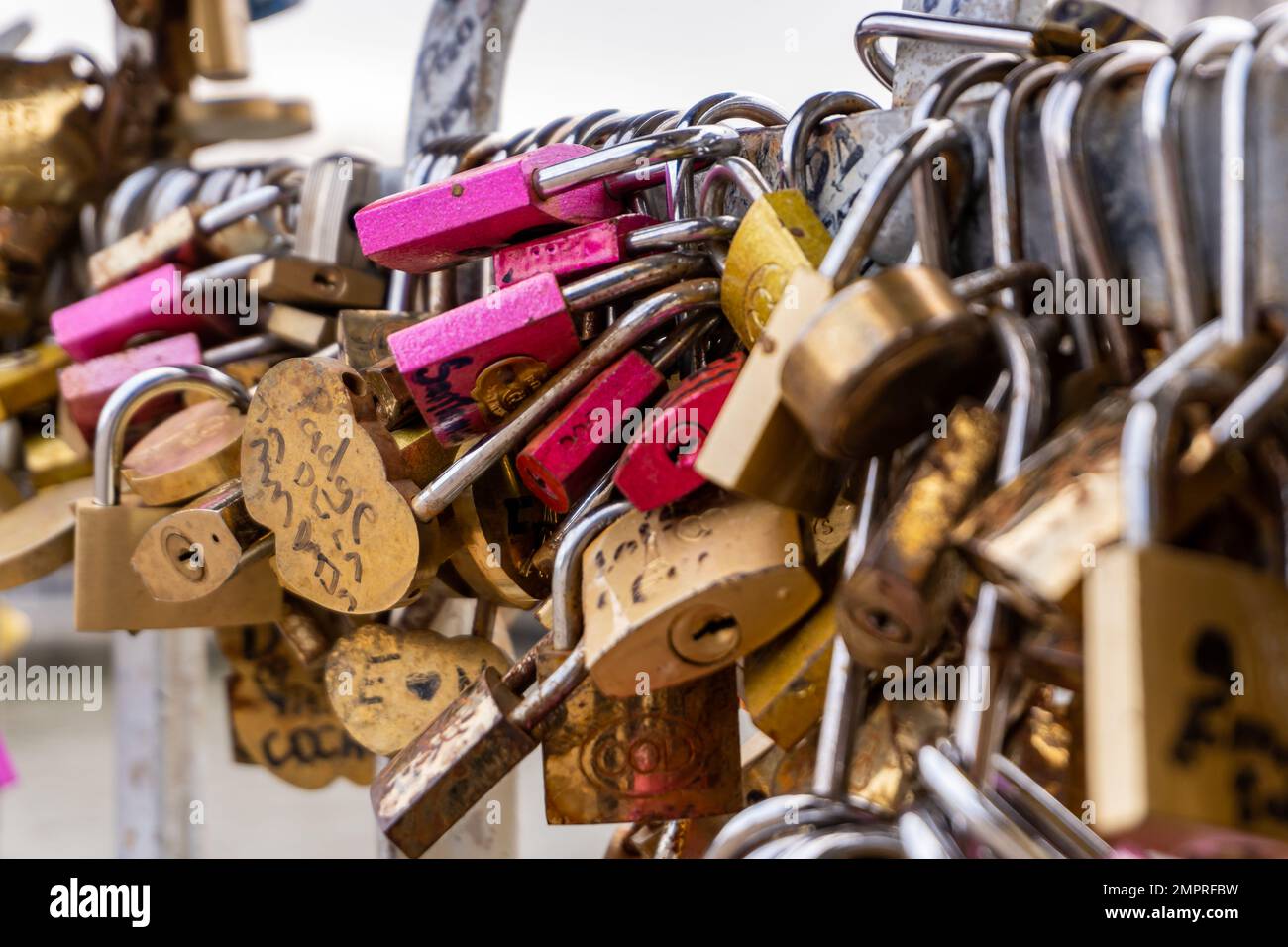 Die Geländer der Debilly Footbridge, einer Fußgängerbrücke, die die seine überquert, sind von Liebesschlössern umgeben. Stockfoto