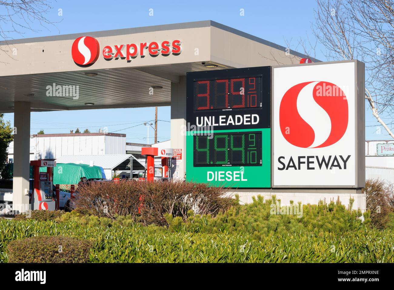 Anacortes, WA, USA - 29. Januar 2023; Safeway-Tankstelle mit Logo und Kraftstoffpreisen Stockfoto