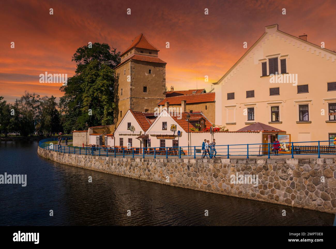 Eiserner Mädchenturm (Zelezna panna - auf tschechisch) am Zatkov Embankment Ceske Budejovice, Tschechien Stockfoto