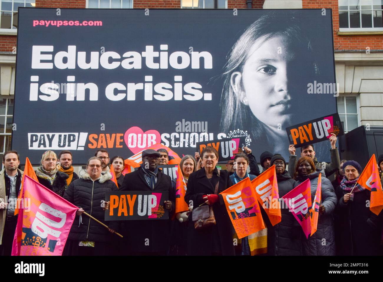 London, Großbritannien. 18. Januar 2023 Mary Bousted, gemeinsame Generalsekretärin der Nationalen Bildungsunion, startet die Kampagne „Pay Up, Save Our Schools“ im Zentrum von London vor dem Streik der Lehrer am 1. Februar. Stockfoto