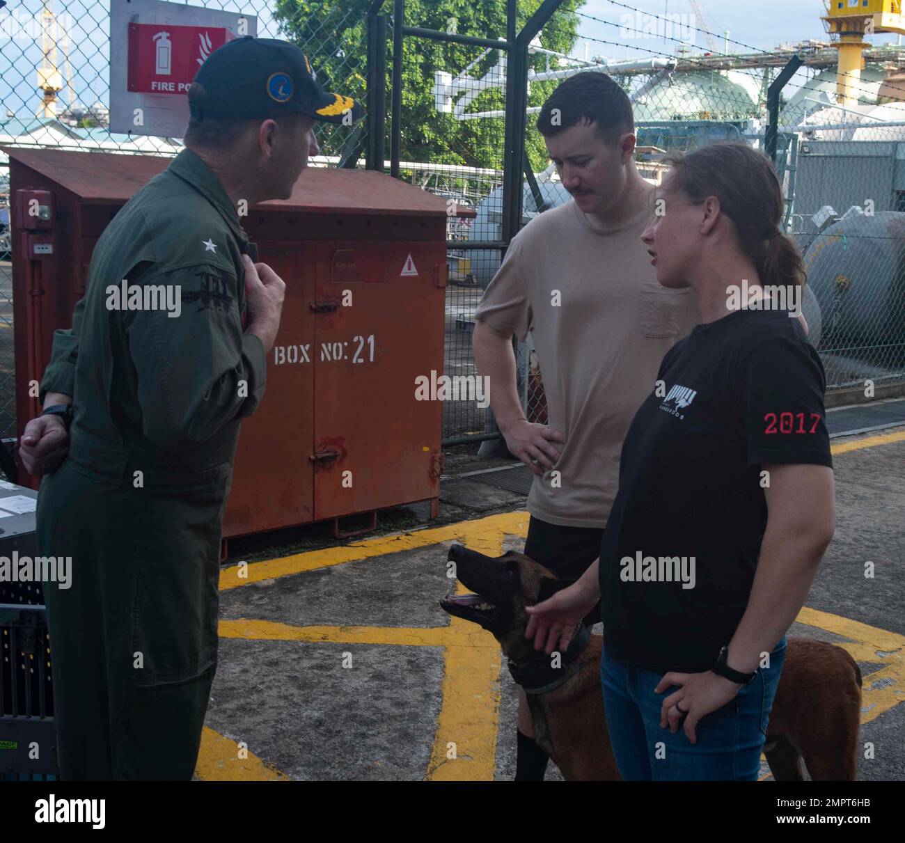 221118-N-JC800-0058 SINGAPUR (18. November 2022) - (von links) Hinten ADM. Mark Melson, Commander, Logistics Group Western Pacific/Task Force 73 (COMLOG WESTPAC/CTF73) trifft sich mit dem australischen Militär Working Dog und Handlern während des Abflugs der Royal Australian Navy HMAS Adelaide (L01) aus Singapur am 18. November. Stockfoto