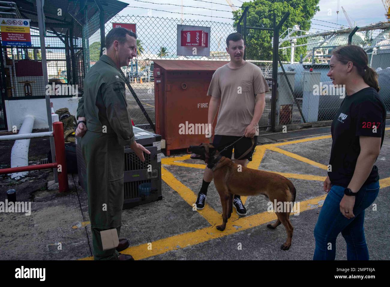 221118-N-JC800-0046 SINGAPUR (18. November 2022) - (von links) Hinten ADM. Mark Melson, Commander, Logistics Group Western Pacific/Task Force 73 (COMLOG WESTPAC/CTF73) trifft sich mit dem australischen Militär Working Dog und Handlern während des Abflugs der Royal Australian Navy HMAS Adelaide (L01) aus Singapur am 18. November. Stockfoto