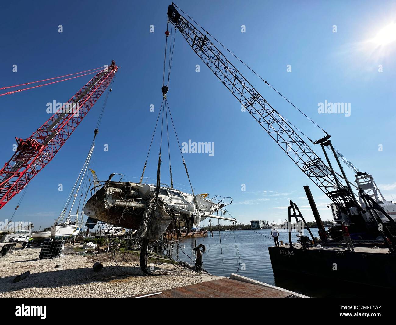 Fort Myers Beach, Florida, USA - 17. November 2022 - vom Hurrikan Ian beschädigte Boote werden aus dem Wasser gebracht. Jocelyn Augustino/FEMA Stockfoto
