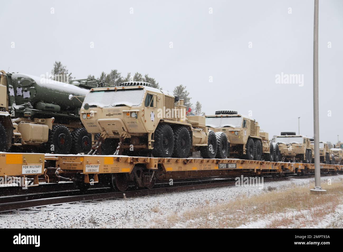 Am 17. November 2022 in Fort McCoy, Wisconsin, werden Eisenbahnwaggons gezeigt, die von Soldaten der 411. Engineer Company der Army Reserve mit Militärfahrzeugen und -Ausrüstung beladen wurden. Insgesamt lud das Unternehmen über die mehrtägige Bahnfahrt bei der Installation 128 Artikel auf die Eisenbahnwaggons, um die Ausrüstung schließlich in die USA zu bringen Verantwortungsbereich des Zentralkommandos. Fünf Mitarbeiter des Fort McCoy Logistics Readiness Center (LRC) unterstützten die Eisenbahnbewegung und deren Koordination. Der 411. ist der letzte von vielen Einheiten in den letzten zehn Jahren, die Bahnbewegungen in Fort McCoy gehalten haben. Um genau zu sein, f Stockfoto