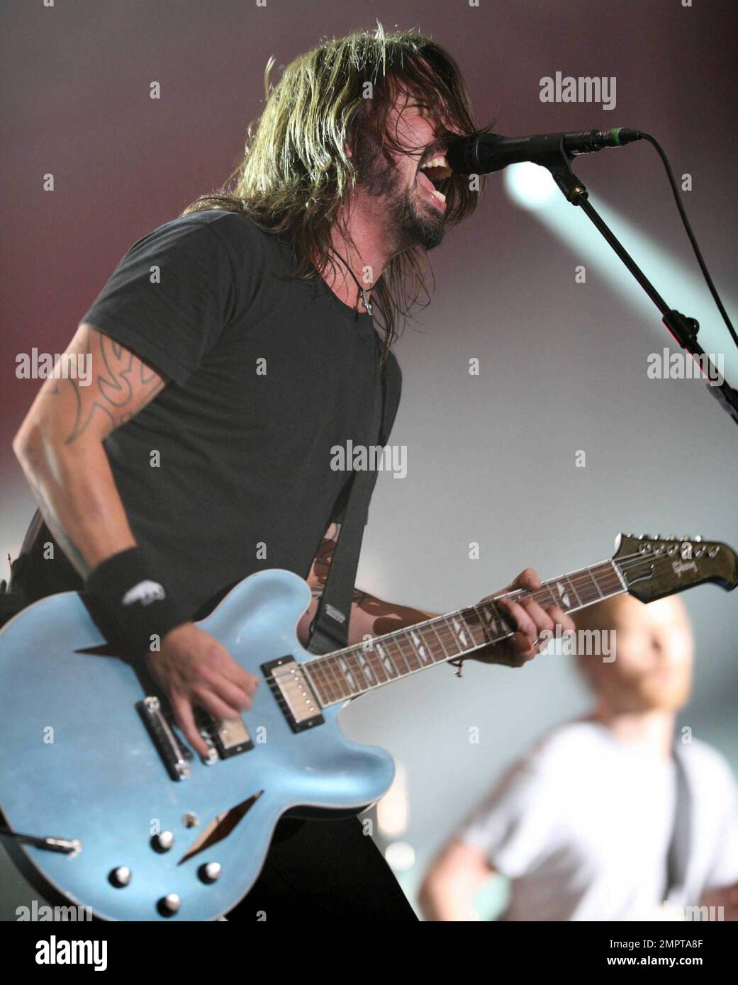 Foo Fighters Frontman Dave Grohl tritt live während der NME Awards Big Gig in der Wembley Arena auf. Grohl erhielt bei den Shockwaves NME Awards 2011, die einige Nächte zuvor an der Brixton Academy stattfanden, den „Godlike Genius Award“. London, Großbritannien. 02/25/11. Stockfoto
