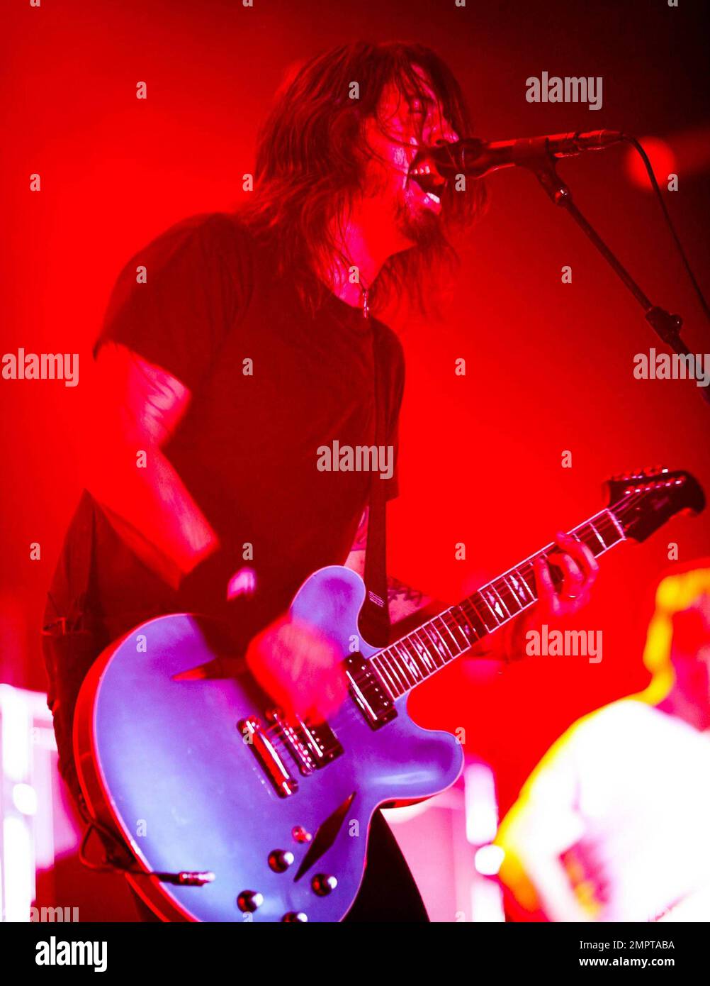 Foo Fighters Frontman Dave Grohl tritt live während der NME Awards Big Gig in der Wembley Arena auf. Grohl erhielt bei den Shockwaves NME Awards 2011, die einige Nächte zuvor an der Brixton Academy stattfanden, den „Godlike Genius Award“. London, Großbritannien. 02/25/11. Stockfoto