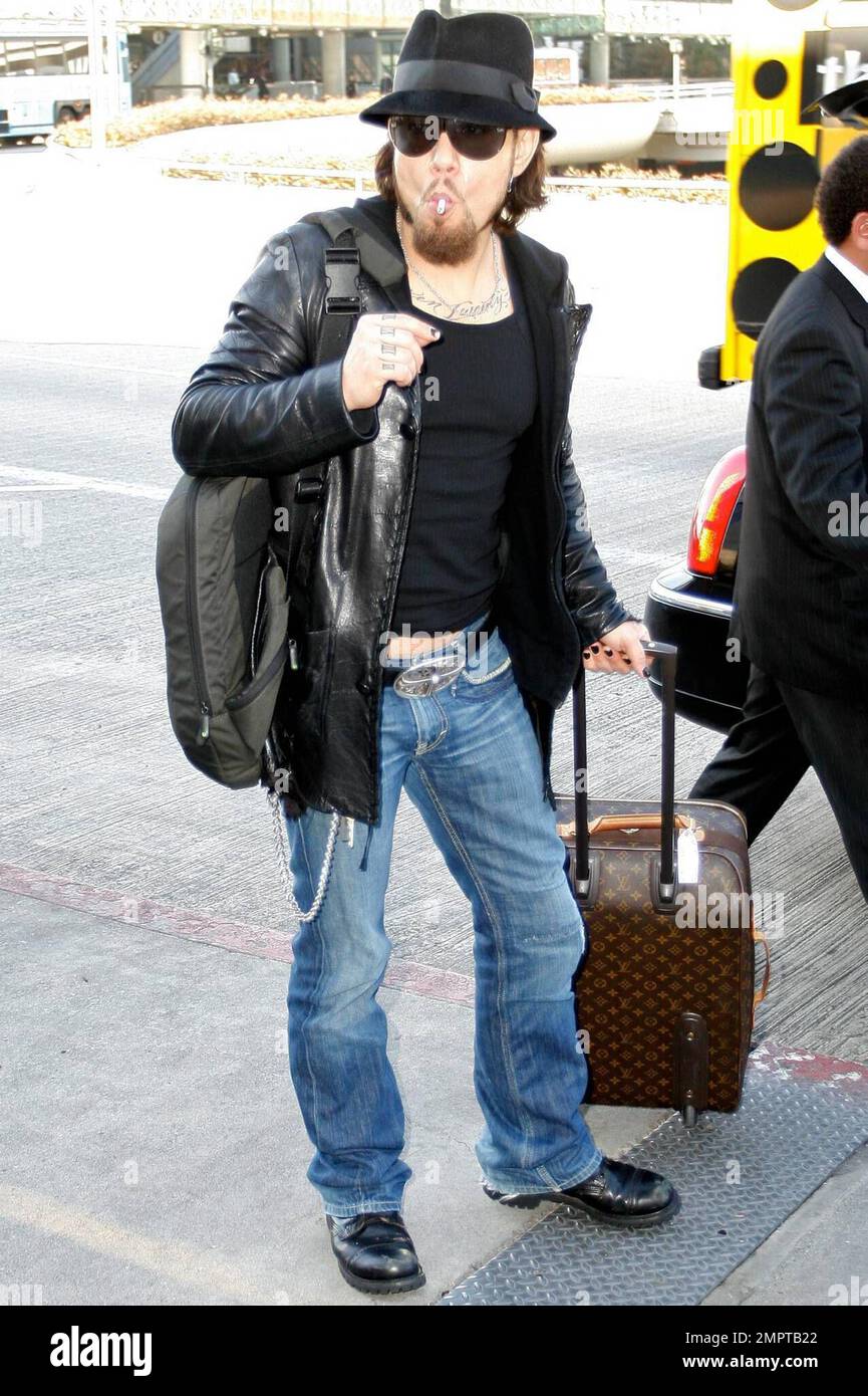 Exklusiv!! Dave Navarro raucht gern, bevor er vom Los Angeles International Airport abfliegt. Dave entschied sich für ein sehr legeres Outfit für den Flug. Er trug ein eng anliegendes T-Shirt, das seinen Bauch zeigt, eine Lederjacke und blaue Jeans und fügte seinem Louis Vuitton Gepäck einen zusätzlichen Stil hinzu. Los Angeles, Kalifornien. 12/05/08. Stockfoto