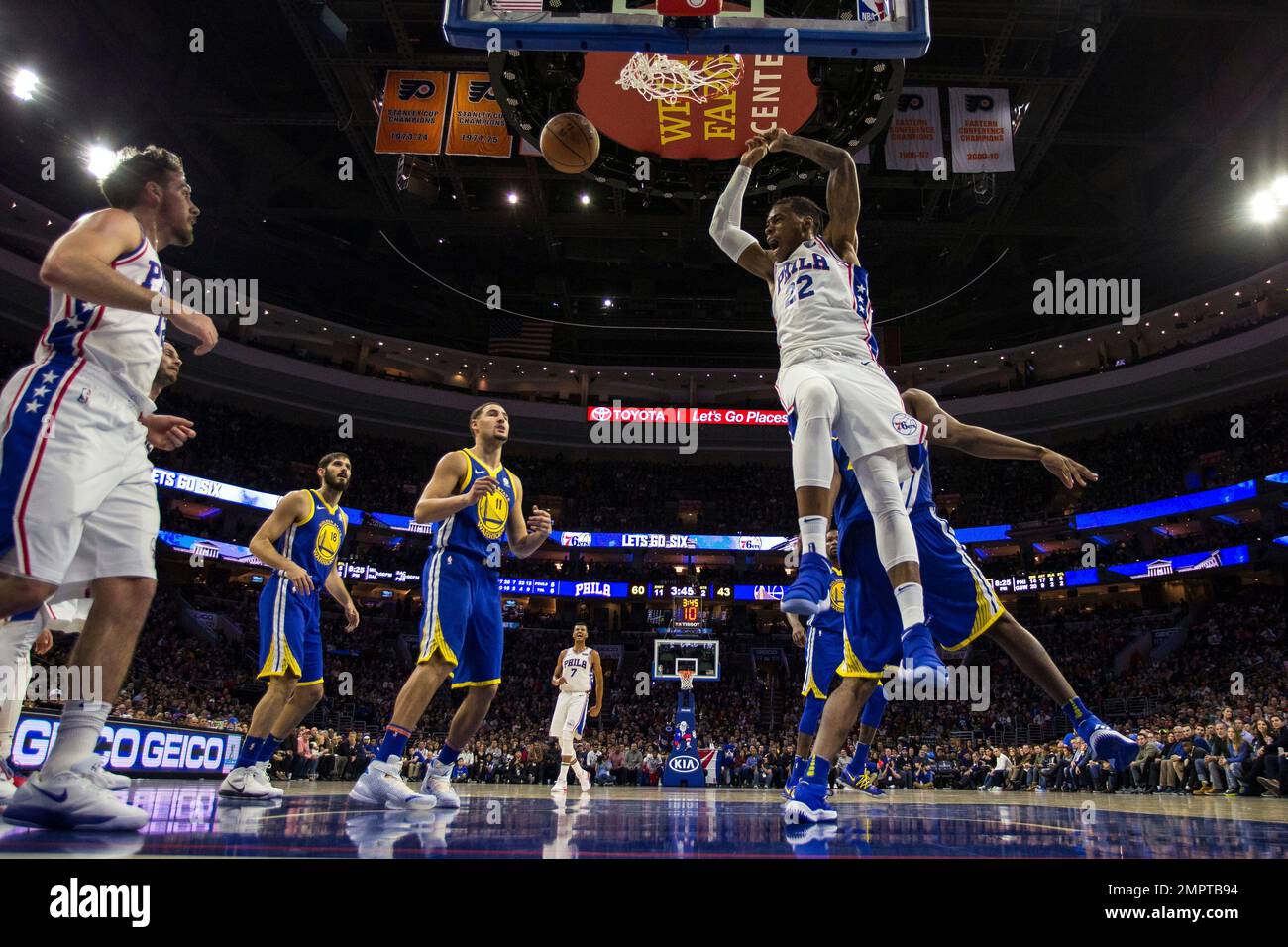 Philadelphia 76ers' Richaun Holmes dunks the ball during the first half of an NBA basketball game against the Golden State Warriors, Saturday, Nov. 18, 2017, in Philadelphia. The Warriors won 124-116. (AP Photo/Chris Szagola) Stockfoto