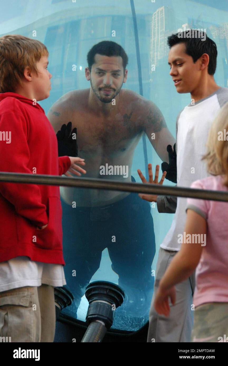 David Blaine taucht sich eine Woche lang in 2,000 Gallonen Salzwasser im Lincoln Center Plaza ein, bevor er für einen Weltrekord in Atem hält. Sein atemberaubendes Finale wird am 8. Mai live im Rahmen eines zweistündigen ABC-Specials mit dem Titel 'Throwned Alive' übertragen. Lincoln Center - New York, NY 5/4/06 Stockfoto