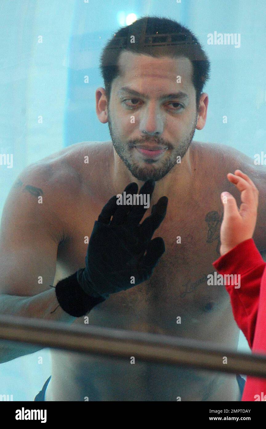 David Blaine taucht sich eine Woche lang in 2,000 Gallonen Salzwasser im Lincoln Center Plaza ein, bevor er für einen Weltrekord in Atem hält. Sein atemberaubendes Finale wird am 8. Mai live im Rahmen eines zweistündigen ABC-Specials mit dem Titel 'Throwned Alive' übertragen. Lincoln Center - New York, NY 5/4/06 Stockfoto