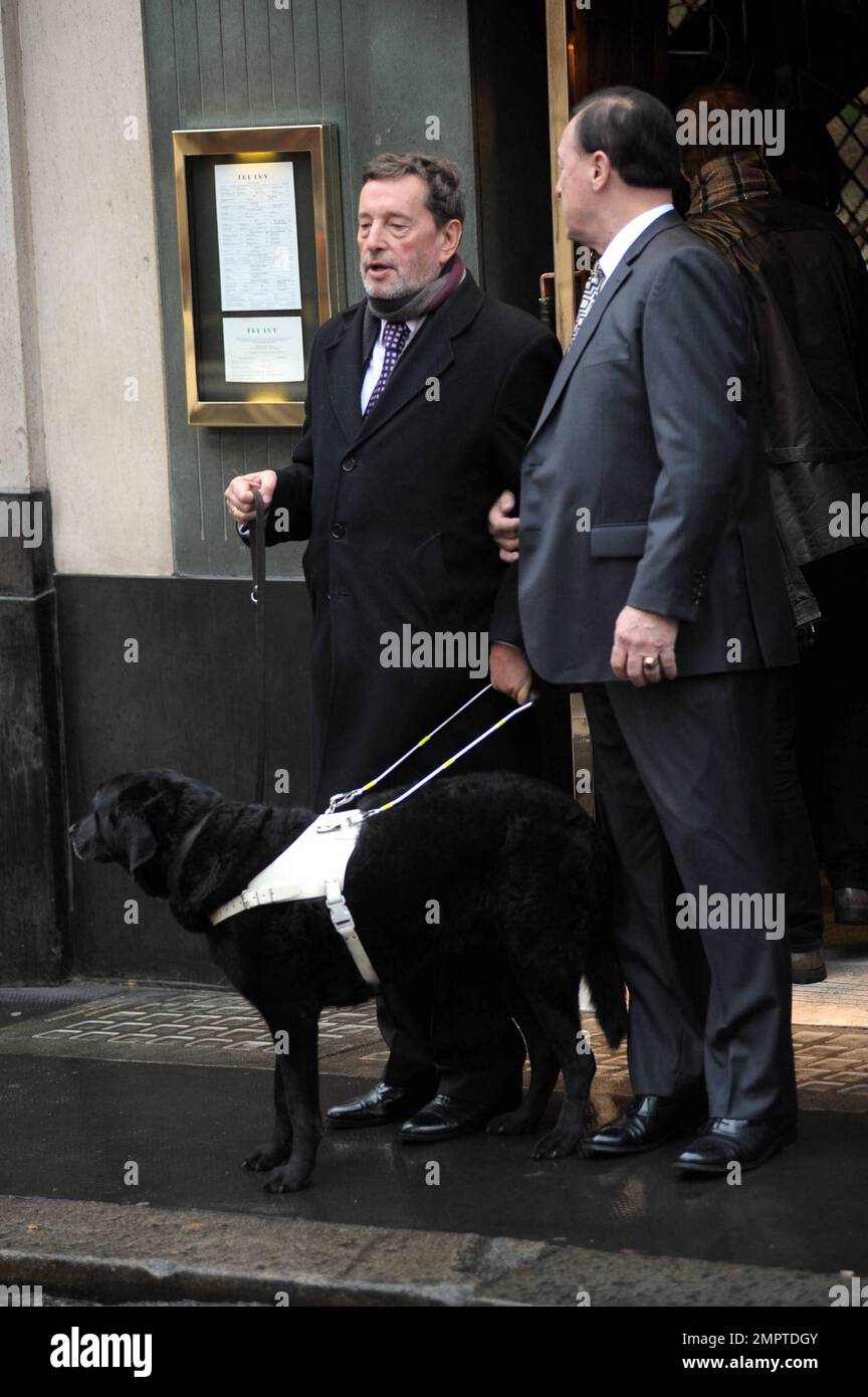 Der ehemalige britische Innenminister David Blunkett verlässt den Ivy Club nach dem Mittagessen. London, Großbritannien. 12/16/10. Stockfoto