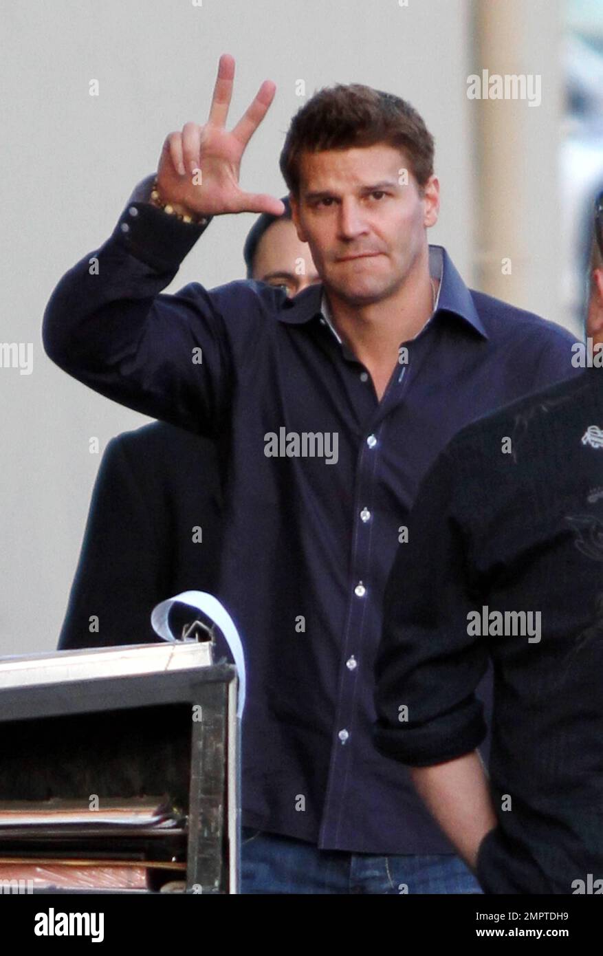 David Boreanaz, der Star von „Bones“, winkt Fans und Fotografen zu, wenn er in den Studios „Jimmy Kimmel Live“ in Hollywood, Kalifornien, ankommt. 3/15/11. Stockfoto