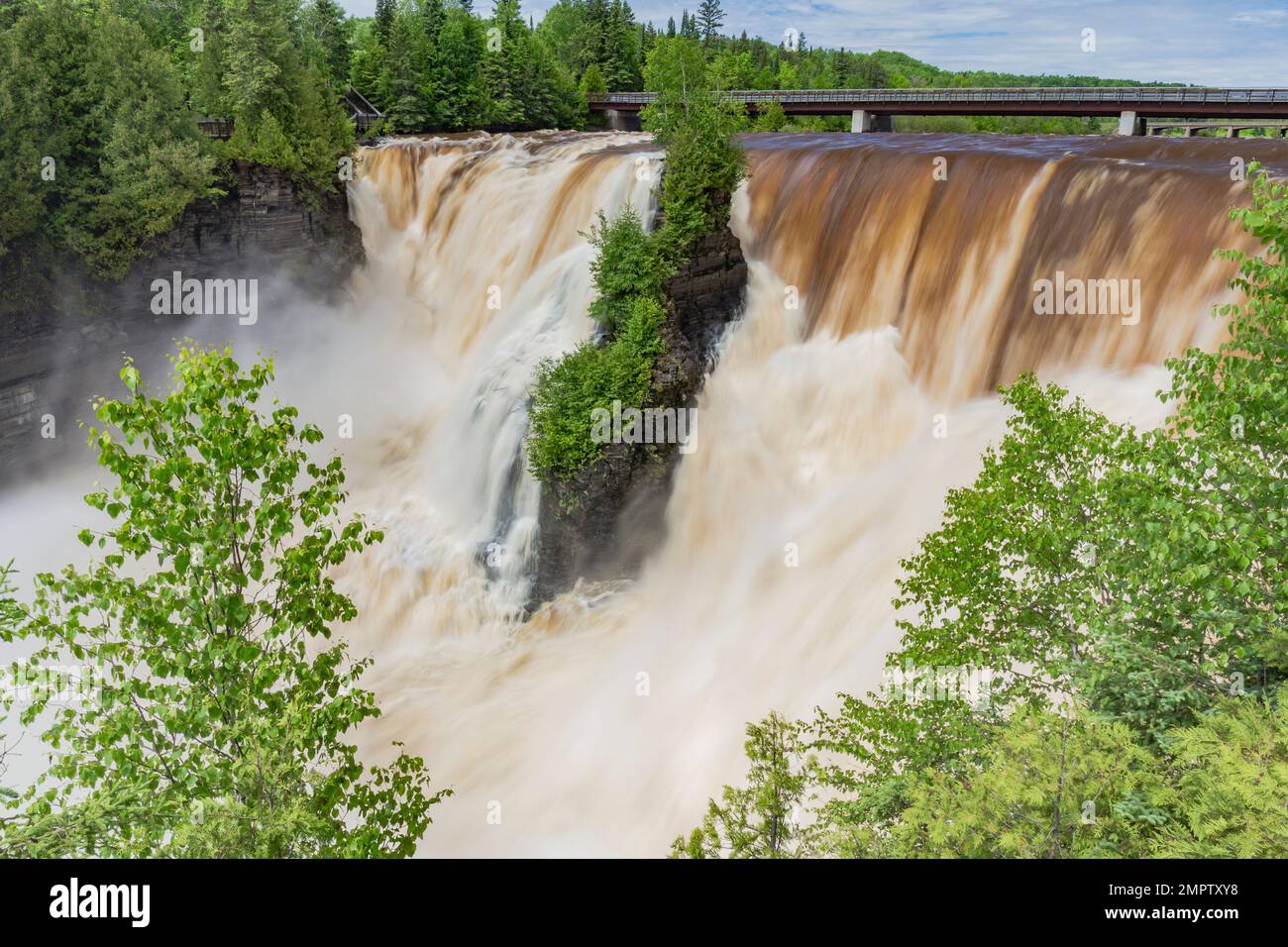 Die Kakabeka Falls, die „Niagara des Nordens“, liegen westlich von Thunder Bay, Ontario, Kanada. Es ist ein 130-Fuß- Tauchwasserfall. Stockfoto