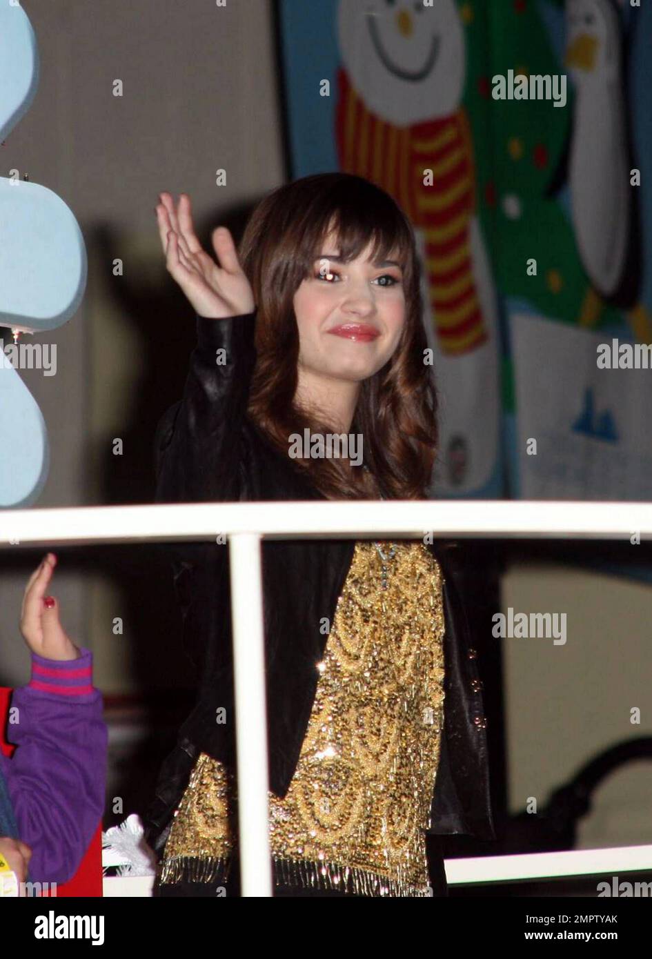 Disneys „Camp Rock“-Star Demi Lovato tritt im Rahmen der alljährlichen Hollywood Santa Parade in Hollywood, Kalifornien, auf. 11/30/08. Stockfoto