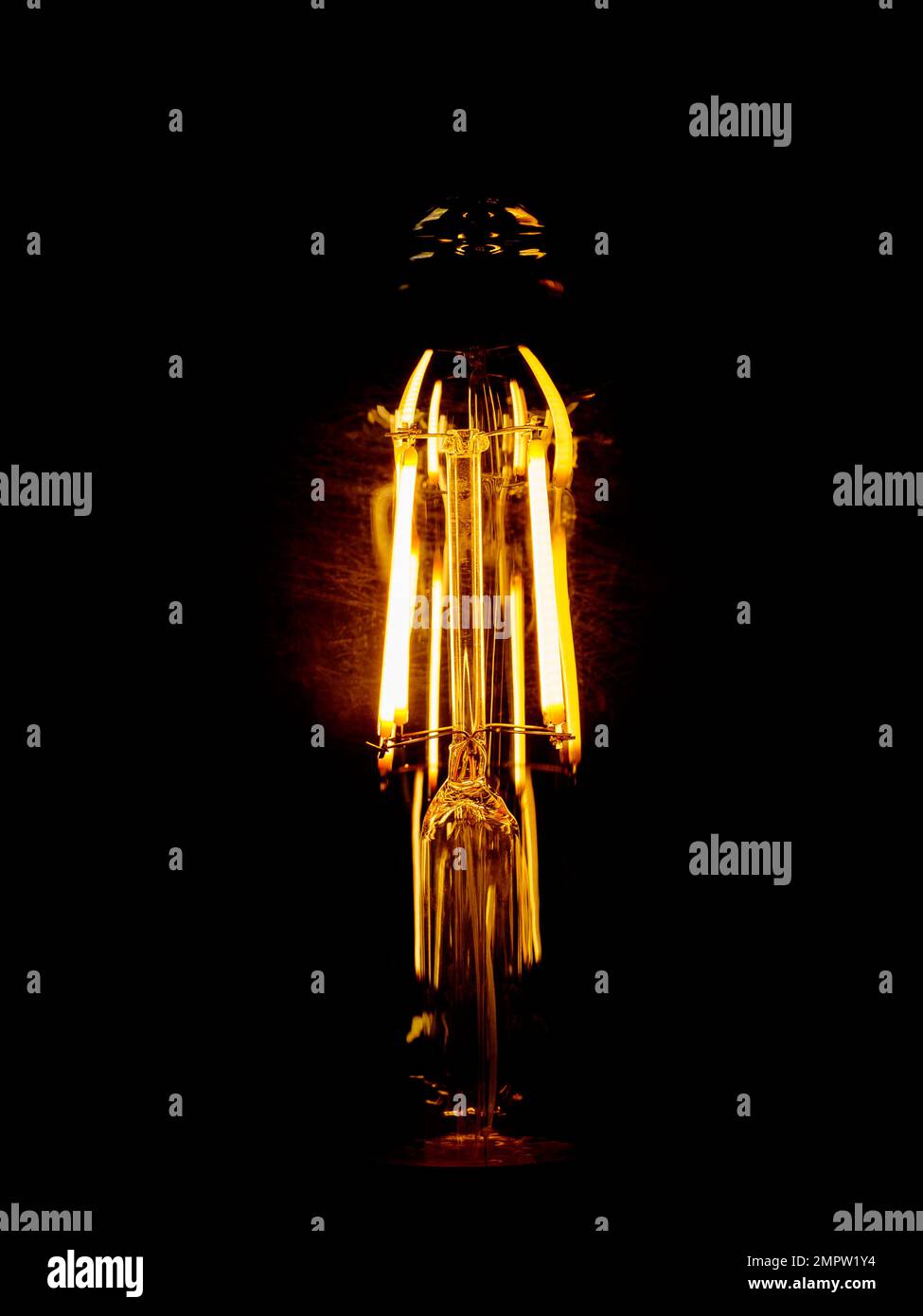Glühspirale einer auf schwarzem Hintergrund isolierten Glühlampe Stockfoto