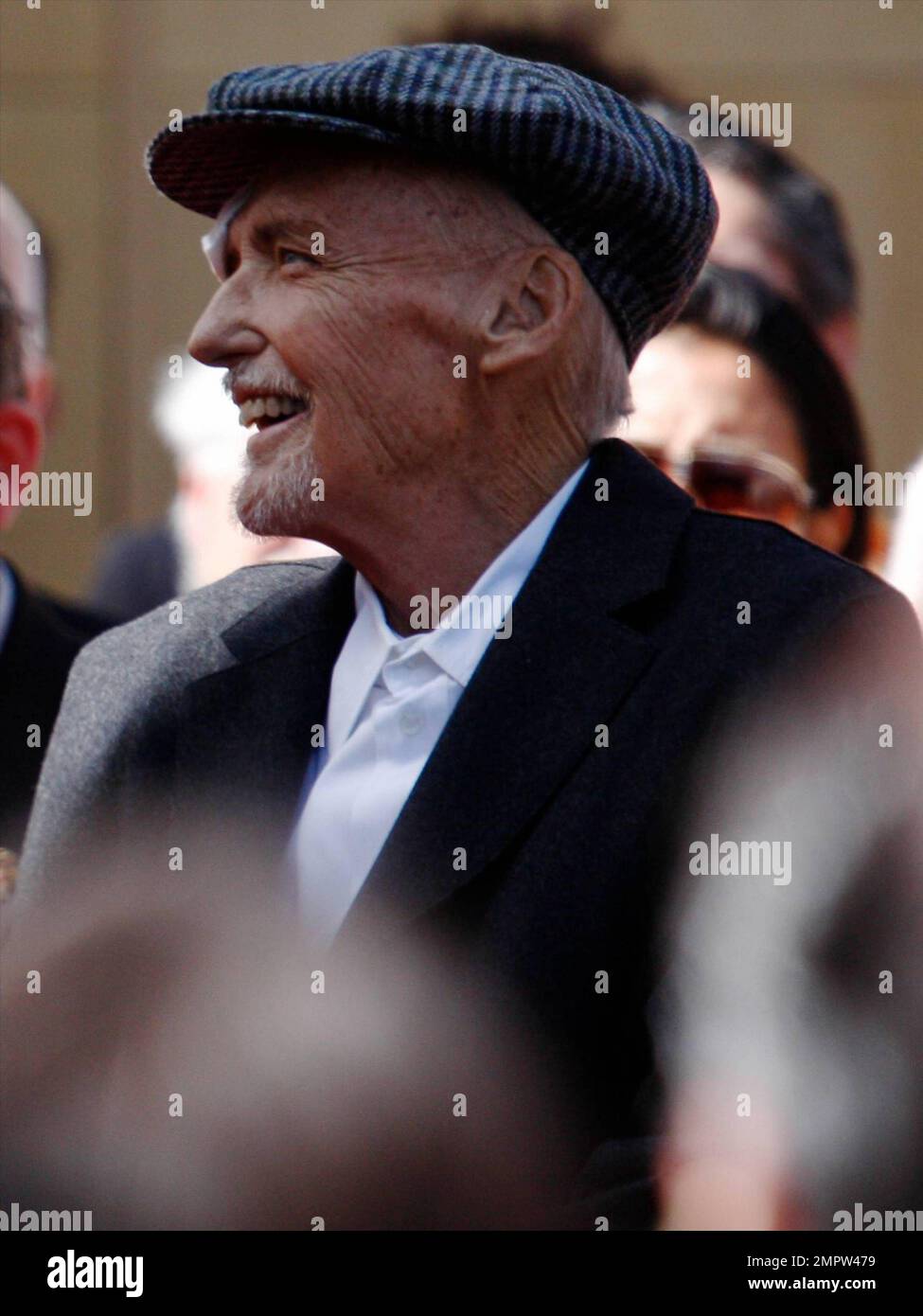 Ein gebrechlicher Dennis Hopper erhält einen Stern auf dem Hollywood