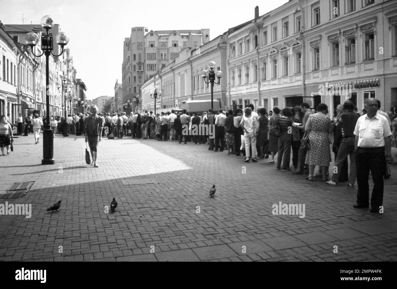 Historisches Archiv Bild Einer langen Schlange russischer Menschen, Moskauer, die darauf warten, Brot aus einem Laden zu kaufen, Moskau Russland 1990 während der Nahrungsmittel- und Brotknappheit nach dem Fall der Sowjetunion. Stockfoto