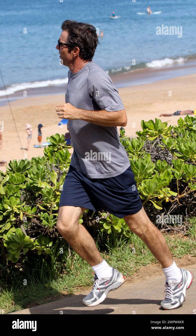 Der gute Schauspieler Dennis Quaid und seine Frau Kimberly Buffington halten während eines hawaiianischen Urlaubs ihre Fitness mit einem Jogging aufrecht. Quaid, der Berichten zufolge seine Montana Ranch Anfang dieser Woche zum Verkauf angeboten hat, sagte kürzlich, er träumt davon, nach Hawaii zu ziehen, um mehr Zeit mit Surfen zu verbringen. Der 57-jährige Star „Footloose“ liebte erstmals das Surfen, als er den Film „Soul Surfer“ drehte, der die Geschichte des Haiangriffsopfers Bethany Hamilton erzählt. Maui, Hi. 26. Oktober 2011. Tel.: +1 305 542 9275 Stockfoto