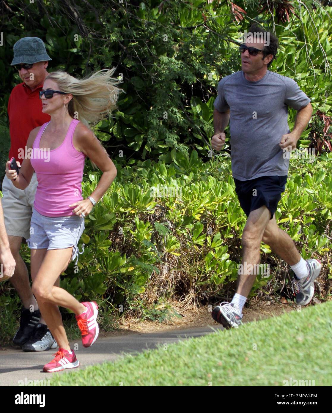 Der gute Schauspieler Dennis Quaid und seine Frau Kimberly Buffington halten während eines hawaiianischen Urlaubs ihre Fitness mit einem Jogging aufrecht. Quaid, der Berichten zufolge seine Montana Ranch Anfang dieser Woche zum Verkauf angeboten hat, sagte kürzlich, er träumt davon, nach Hawaii zu ziehen, um mehr Zeit mit Surfen zu verbringen. Der 57-jährige Star „Footloose“ liebte erstmals das Surfen, als er den Film „Soul Surfer“ drehte, der die Geschichte des Haiangriffsopfers Bethany Hamilton erzählt. Maui, Hi. 26. Oktober 2011. . Stockfoto