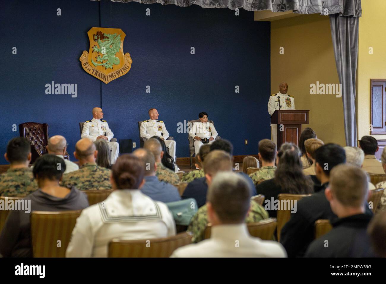 USA Navy Capt. Vencent Logan, Center for Naval Aviation Technical Training Unit Keesler Commanding Officer, spricht bei der CNATTU Keesler-Zeremonie zum Kommandowechsel im Bay Breeze Event Center auf dem Luftwaffenstützpunkt Keesler, Mississippi, 17. November 2022. Bei der Zeremonie wurde Commander Cmdr begrüßt. Jeff Portell, CNATTU Keesler ankommender Kommandant, und verabschiedete sich von Commander Cmdr. David Marino, ausscheidender Kommandeur der CNATTU Keesler. Stockfoto