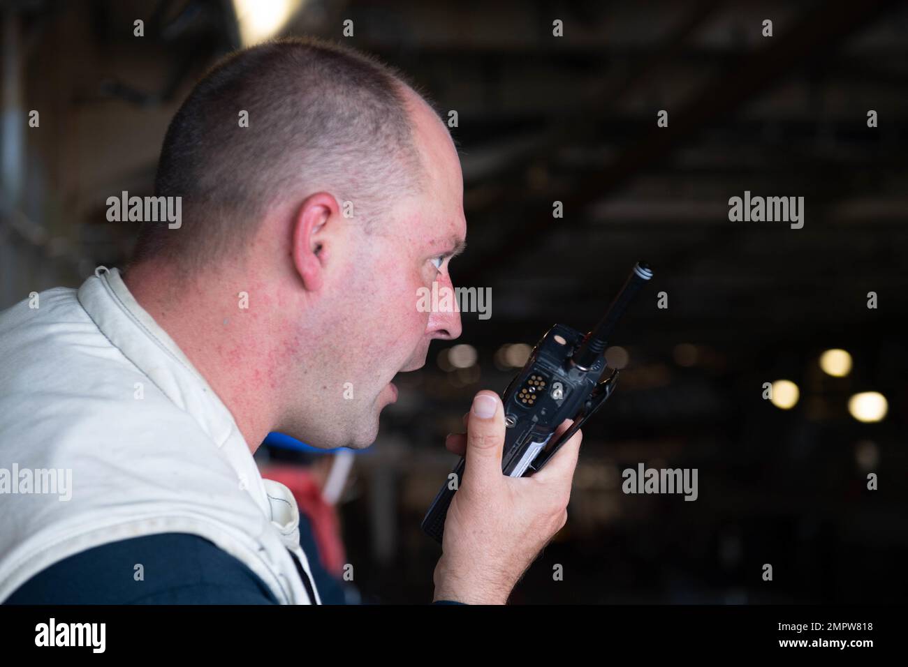 221118-N-XB010-1001 PHILIPPINE SEA (18. November 2022) – Lieutenant Junior grade Reuben Fischer, das nach vorn eingesetzte Amphibienschiff USS New Orleans (LPD 18) Bos'n, Kommuniziert per Funk, während er im Ausland während AAV-Operationen während Keen Sword 23 in der Philippinen See auf dem Bohrdeck unterwegs ist und dabei von Mitgliedern der Japan Self-Defense Force (JSDF) Amphibious Rapid Deployment Brigade (ARDB) navigiert wird. Keen Sword ist eine gemeinsame, bilaterale, alle zwei Jahre stattfindende Feldübung, an der US-Militär und japanisches Personal der Selbstverteidigungskräfte beteiligt sind Stockfoto