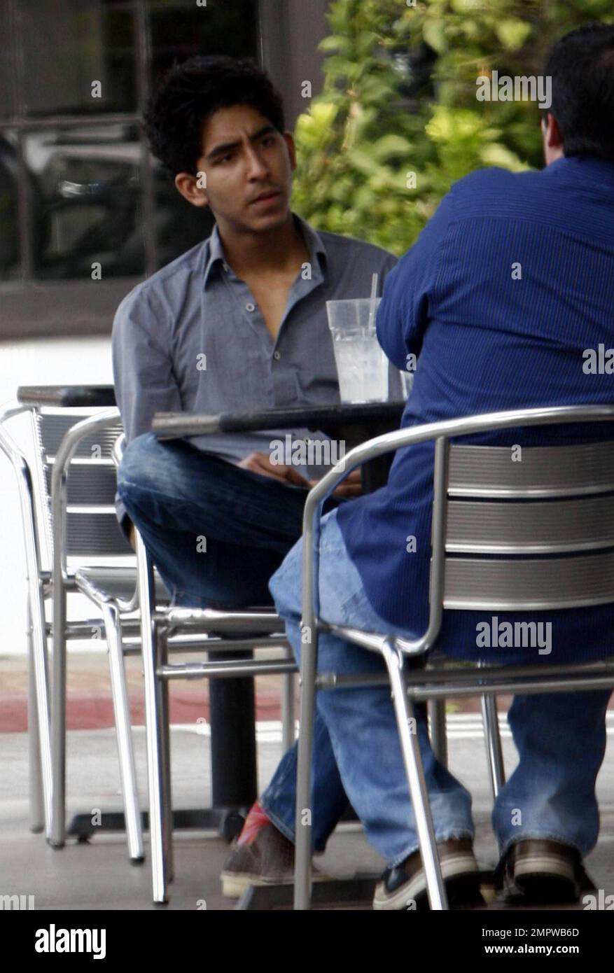 Der britische Schauspieler und Slumdog Millionaire Dev Patel genießen ein Mittagessen und ein Gespräch mit einem Freund bei der Konversation in West Hollywood, Kalifornien. 11/12/09. Stockfoto