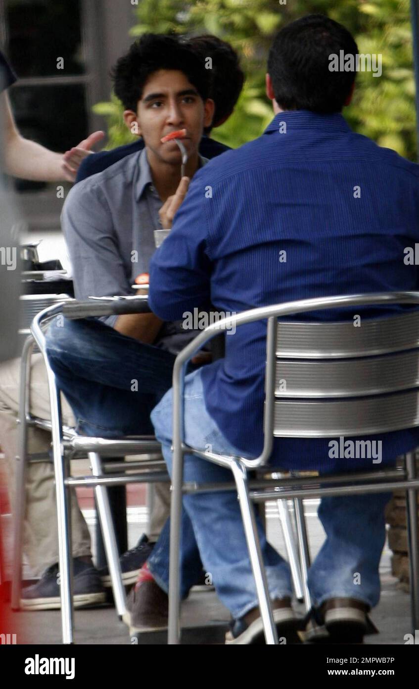 Der britische Schauspieler und Slumdog Millionaire Dev Patel genießen ein Mittagessen und ein Gespräch mit einem Freund bei der Konversation in West Hollywood, Kalifornien. 11/12/09. Stockfoto