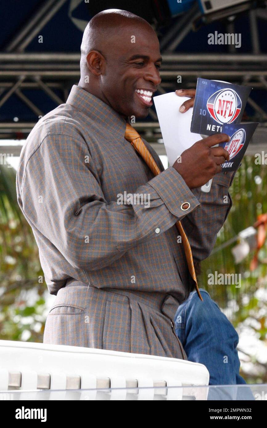 EXKLUSIV!! Dion Sanders sucht sich seine Zähne mit einem Blatt Papier aus, bevor er für den NFL Network auf Sendung geht. Miami Beach, Florida 2/3/10. Stockfoto