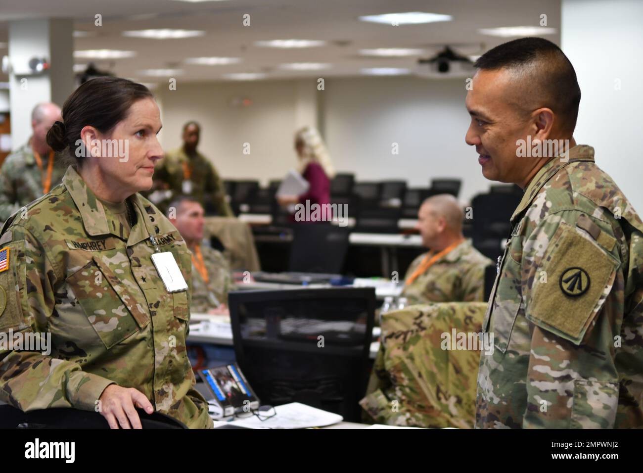 USA Reservebrücke Der Armee. Gen. Rachel Humphrey, kommandierender General des Einsatzkommandos und Oberst Fraz Castro, stellvertretender Befehlshaber des Militäreinsatzkommandos und Verteilungskommandos für Operationen, erörtern den Bedarf an Missionsunterstützung während des Senior Leader Forum des SDDC, das am 19. November 2022 im Force Flow Conference Center am Luftwaffenstützpunkt Scott, Illinois, stattfand. Stockfoto