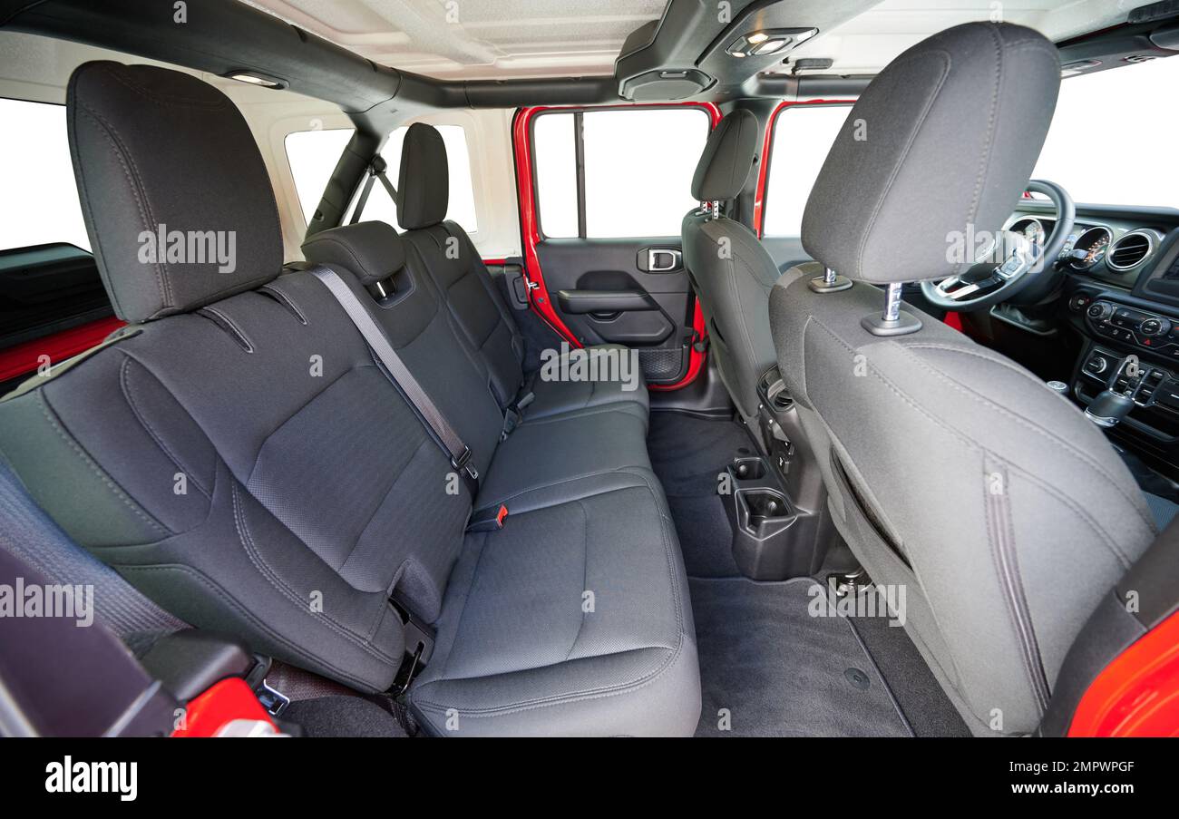 Rückenreinigung von Sitzen in Geländewagen mit isolierten Fenstern Stockfoto