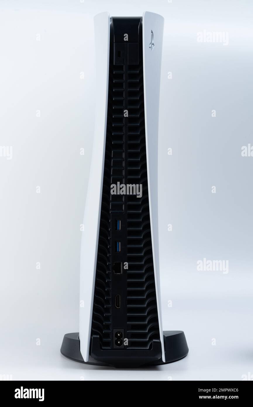New york, USA - 28. Dezember 2022: Belüftung der Rückseite der sony playstation 5 isoliert auf weißem Studiohintergrund Stockfoto