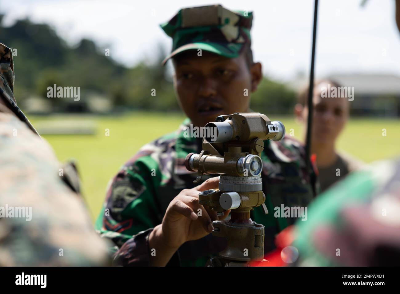 Ein indonesischer Marine mit 7. Infanterie-Bataillon, 4. Marinebrigade, erklärt den Zielkreis eines Raketensystems mit mehreren Abschüssen während der Keris Marine Exercise (MAREX) 23 am 7. Infanterie-Bataillon-Stützpunkt, Lampung, Indonesien, 19. November 2022. Keris MAREX ist eine bilaterale Übung, die vom indonesischen nationalen Militär zwischen der Korps Marinir Republik Indonesien und den USA ausgerichtet wird Das Marinekorps konzentrierte sich auf die Förderung der militärischen Interoperabilität, die Sensibilisierung für den maritimen Bereich, die Stärkung der Beziehungen und den Ausbau der Fähigkeiten der beteiligten Streitkräfte. MRF-SEA ist ein vom Marine Corps F entwickeltes operatives Modell Stockfoto