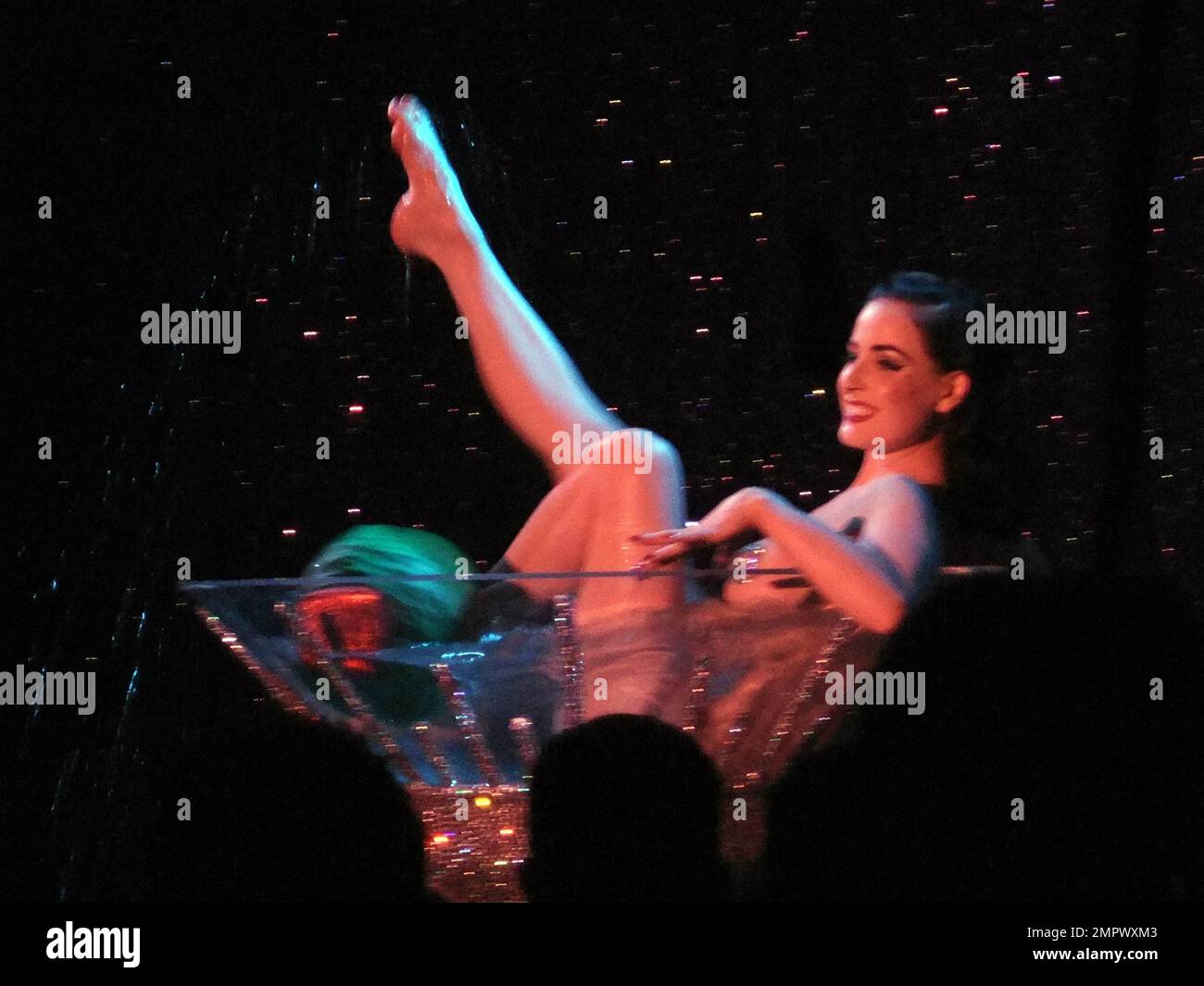 EXKLUSIV!! Dita von Teese, Königin von Burlesque, führt ihre Martini-Glas-Nummer  im Rahmen ihrer Strip-Hooray-Liveshow im Roxy auf. Los Angeles, CA  5/17/2011 Stockfotografie - Alamy