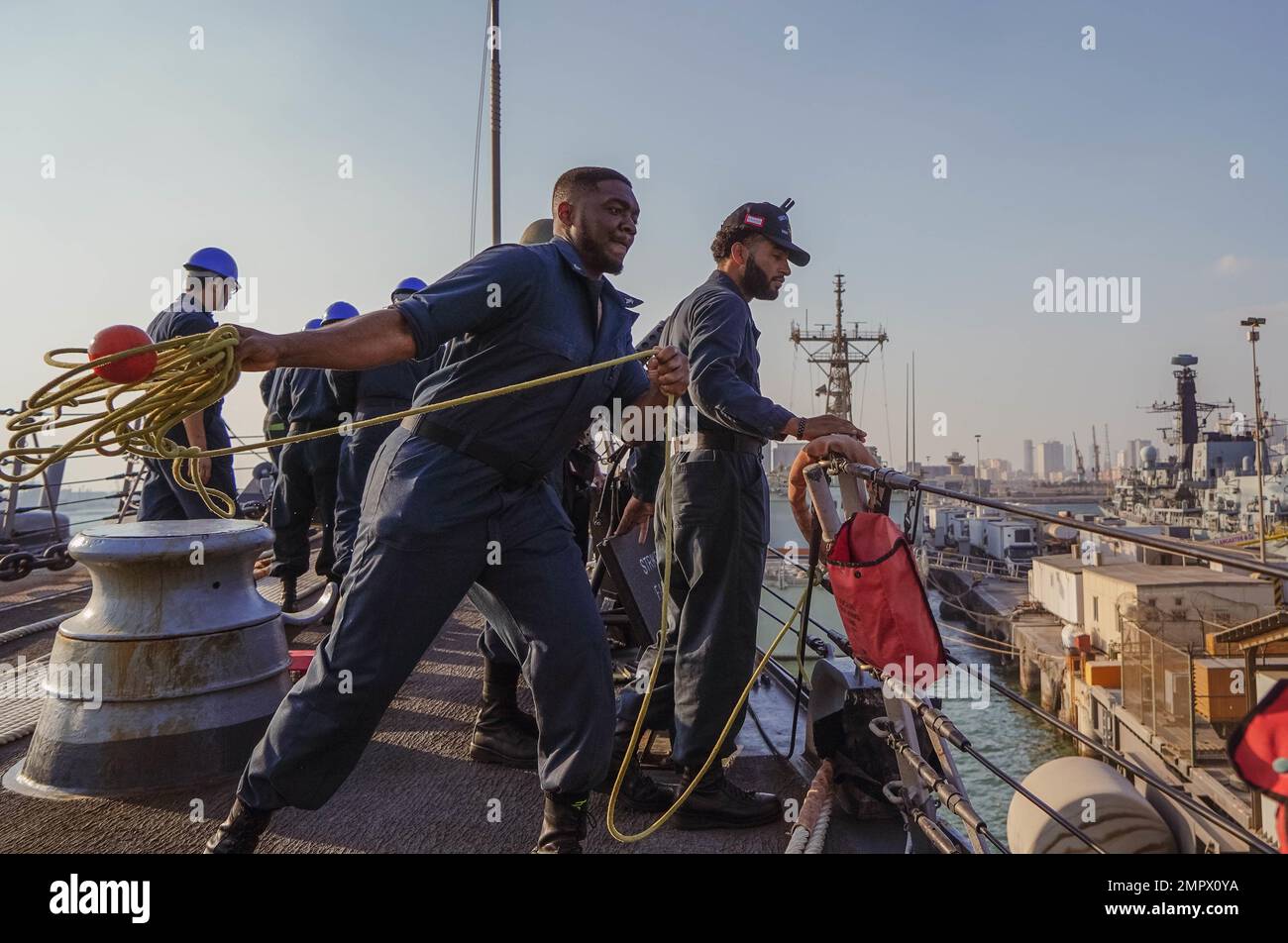 221120-N-EB711-1001 MANAMA, Bahrain (20. Nov. 2022) Seeleute an Bord des Guided-Missile Destroyers USS The Sullivans (DDG 68) legen am Pier in Manama, Bahrian, 20. Nov. vor. Die Sullivans werden im US-Flottengebiet 5. eingesetzt, um die Sicherheit und Stabilität der Seeschifffahrt im Nahen Osten zu gewährleisten. Stockfoto