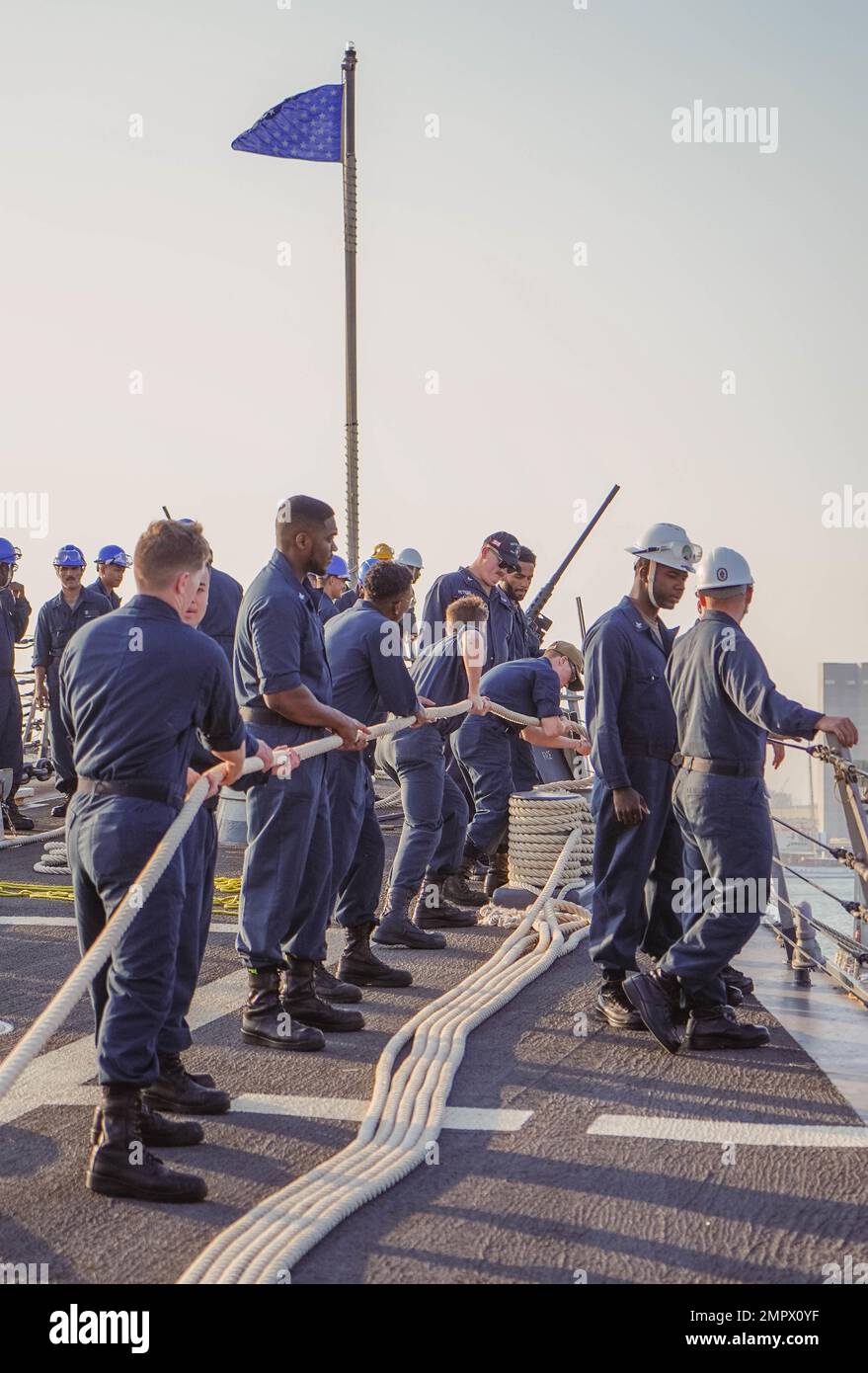 221120-N-EB711-1003 MANAMA, Bahrain (20. Nov. 2022) Seeleute an Bord des Guided-Missile Destroyers USS The Sullivans (DDG 68) legen am Pier in Manama, Bahrian, 20. Nov. vor. Die Sullivans werden im US-Flottengebiet 5. eingesetzt, um die Sicherheit und Stabilität der Seeschifffahrt im Nahen Osten zu gewährleisten. Stockfoto