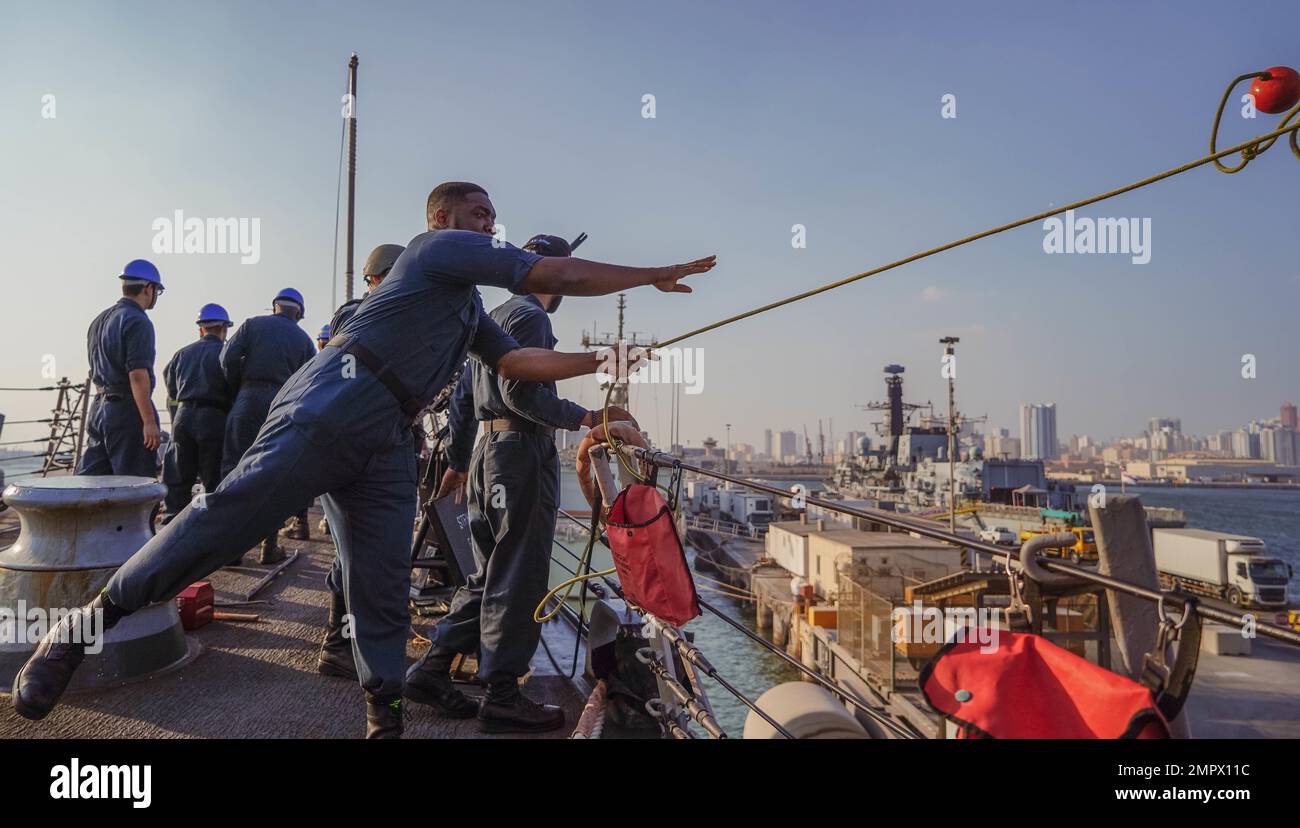 221120-N-EB711-1002 MANAMA, Bahrain (20. Nov. 2022) Seeleute an Bord des Guided-Missile Destroyers USS The Sullivans (DDG 68) legen am Pier in Manama, Bahrian, 20. Nov. vor. Die Sullivans werden im US-Flottengebiet 5. eingesetzt, um die Sicherheit und Stabilität der Seeschifffahrt im Nahen Osten zu gewährleisten. Stockfoto