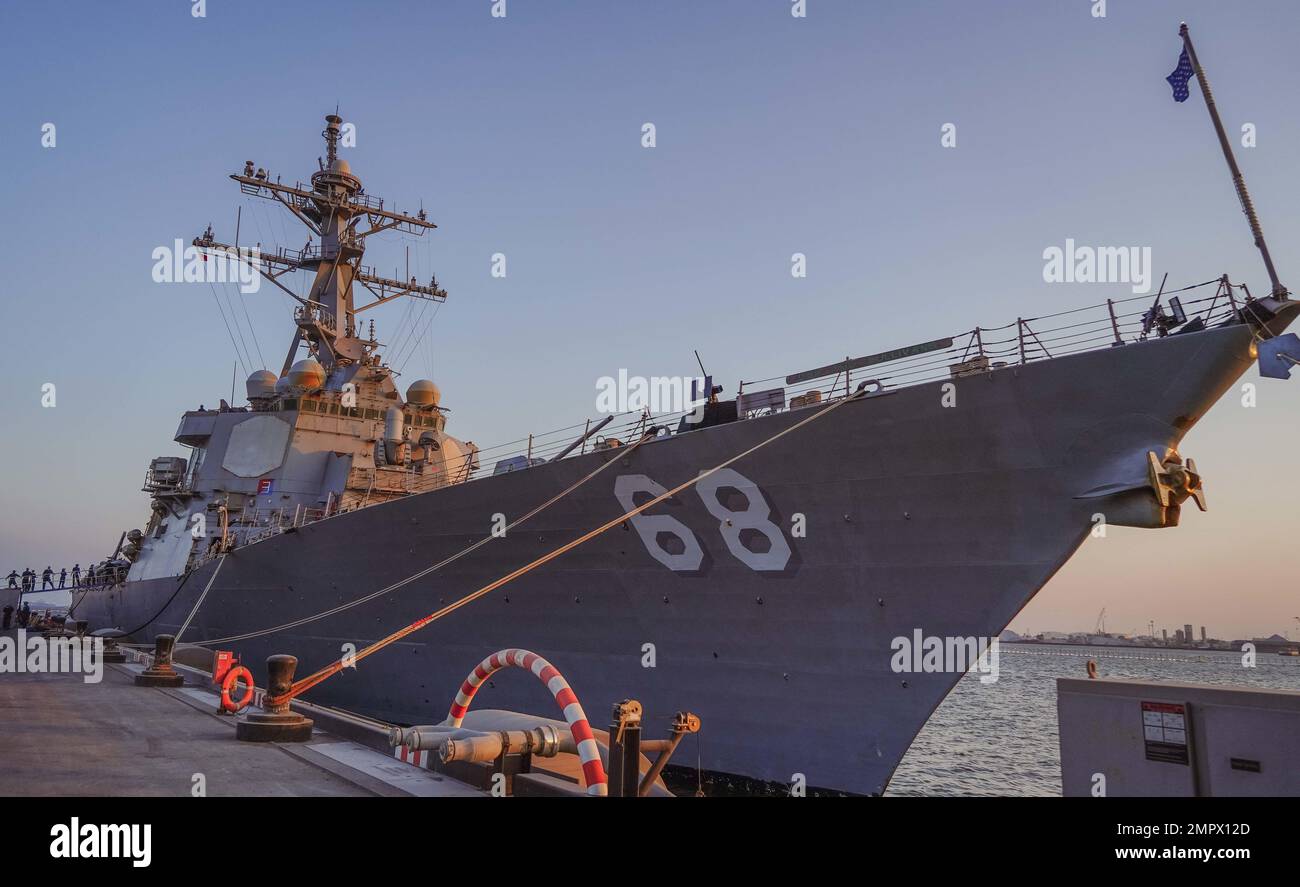 221120-N-EB711-1005 MANAMA, Bahrain (20. Nov. 2022), Guided-Missile Destroyer USS The Sullivans (DDG 68), zieht in Manama, Bahrain, 20. Nov. Die Sullivans werden im US-Flottengebiet 5. eingesetzt, um die Sicherheit und Stabilität der Seeschifffahrt im Nahen Osten zu gewährleisten. Stockfoto