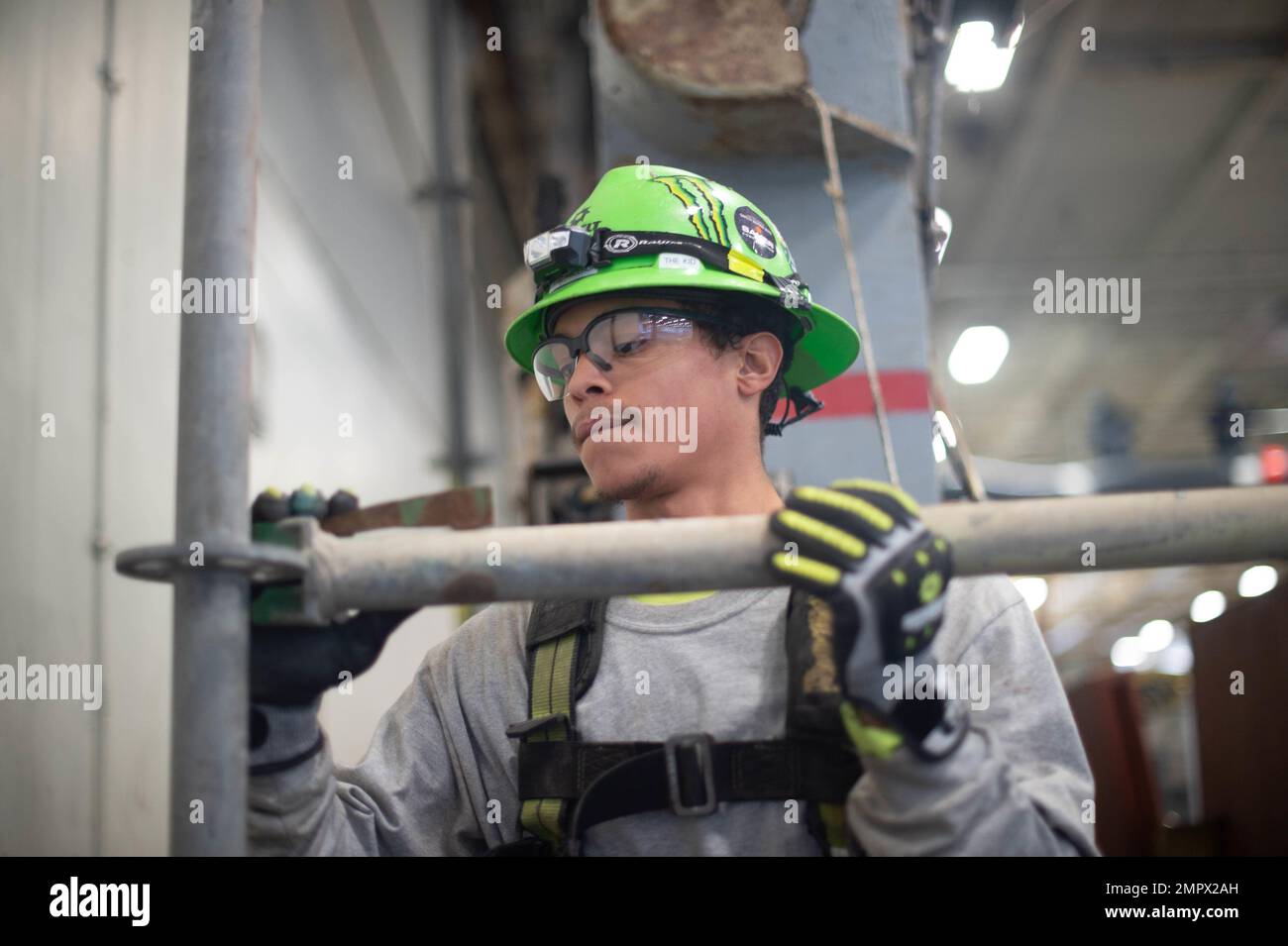 221121-N-YT061-1106 NORFOLK, VA (21. November 2022) David Figueroa, ein Mitarbeiter von Sunbelt Rentals aus New York, baut ein Gerüst an Bord des Flugzeugträgers USS Harry S. Truman der Nimitz-Klasse (CVN 75), 21. November 2022. Truman ist das Flaggschiff der Harry S. Truman Carrier Strike Group und befindet sich derzeit an Bord der Naval Station Norfolk im Hafen. Stockfoto