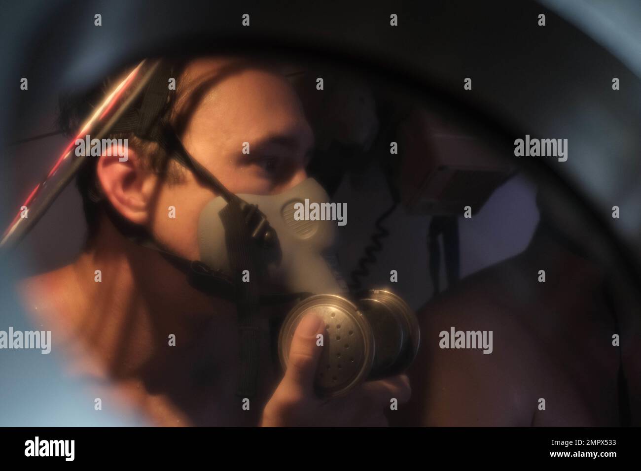 USA Navy Diver 2. Class Alex Christie, Mobile Diving Salvage Unit Company 1-6, sitzt nach einer Tauchoperation in der Nähe der Salomonen am 21. November 2022 in der Kompressionskammer. MDSU Company 1-6 arbeitet mit der DPAA zusammen, um vermisste Amerikaner in der Nähe der Salomonen zu Bergen. Die Mission der DPAA ist es, eine möglichst umfassende Rechenschaft über vermisste und unbekannte US-Mitarbeiter zu erlangen, und zwar für ihre Familien und die Nation. Stockfoto