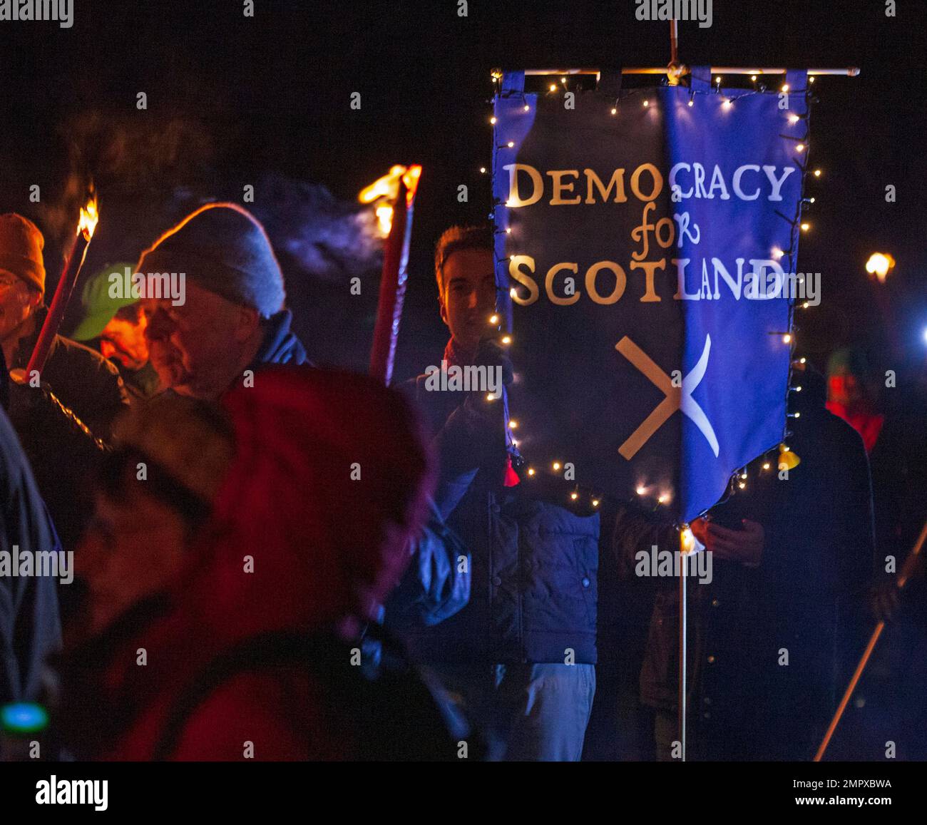 Edinburgh, Schottland, Großbritannien. 31. Januar 2023 Hunderte von Teilnehmern nehmen an der märzveranstaltung „Time for Scotland“, der Anti-Brexit-Taschenlampen-Prozession und der Rallye Teil. Begann im Holyrood Park im schottischen Parlamentsgebäude. "Sie wird den Jessern die Möglichkeit geben, gemeinsam mit EU-Bürgern, Studenten und anderen Menschen solidarisch zu sein – geschädigt durch den Brexit und ignoriert von den wichtigsten politischen Parteien in Westminster." Lesley Riddoch. Kredit: Arch White/alamy Live News. Stockfoto