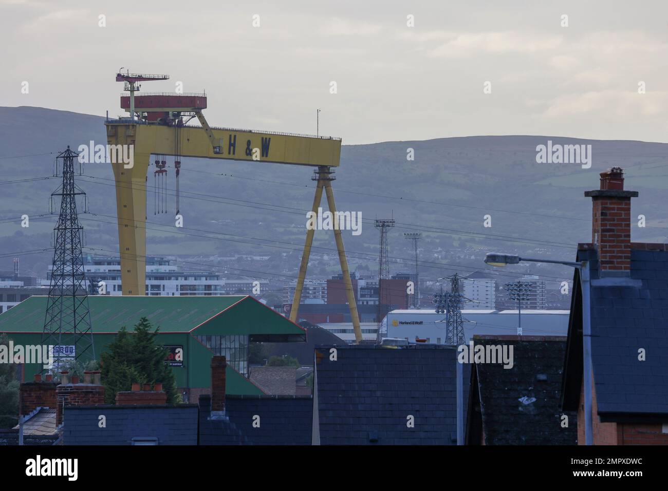 Herbstabend Blick auf die Stadt Belfast über den Osten von Belfast Harland und Wolff Crane. Stockfoto