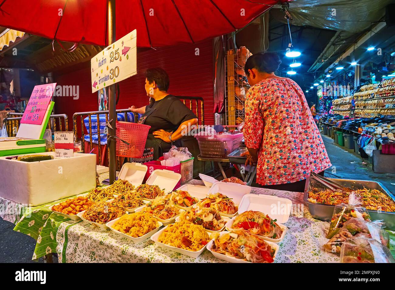 CHIANG MAI, THAILAND - 3. MAI 2019: Der winzige Street Food Stand des Warorot Night Bazars mit traditionellen thailändischen Gerichten, am 3. Mai in Chiang Mai Stockfoto