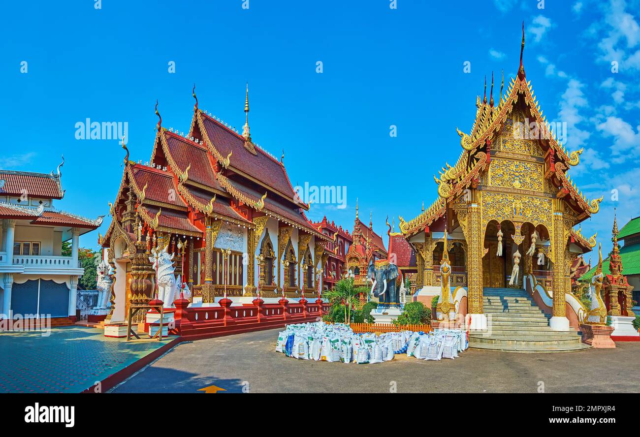 Panoramablick auf die reich verzierten, geschnitzten Viharn von Wat Saen Muang Ma, Chiang Mai, Thailand Stockfoto