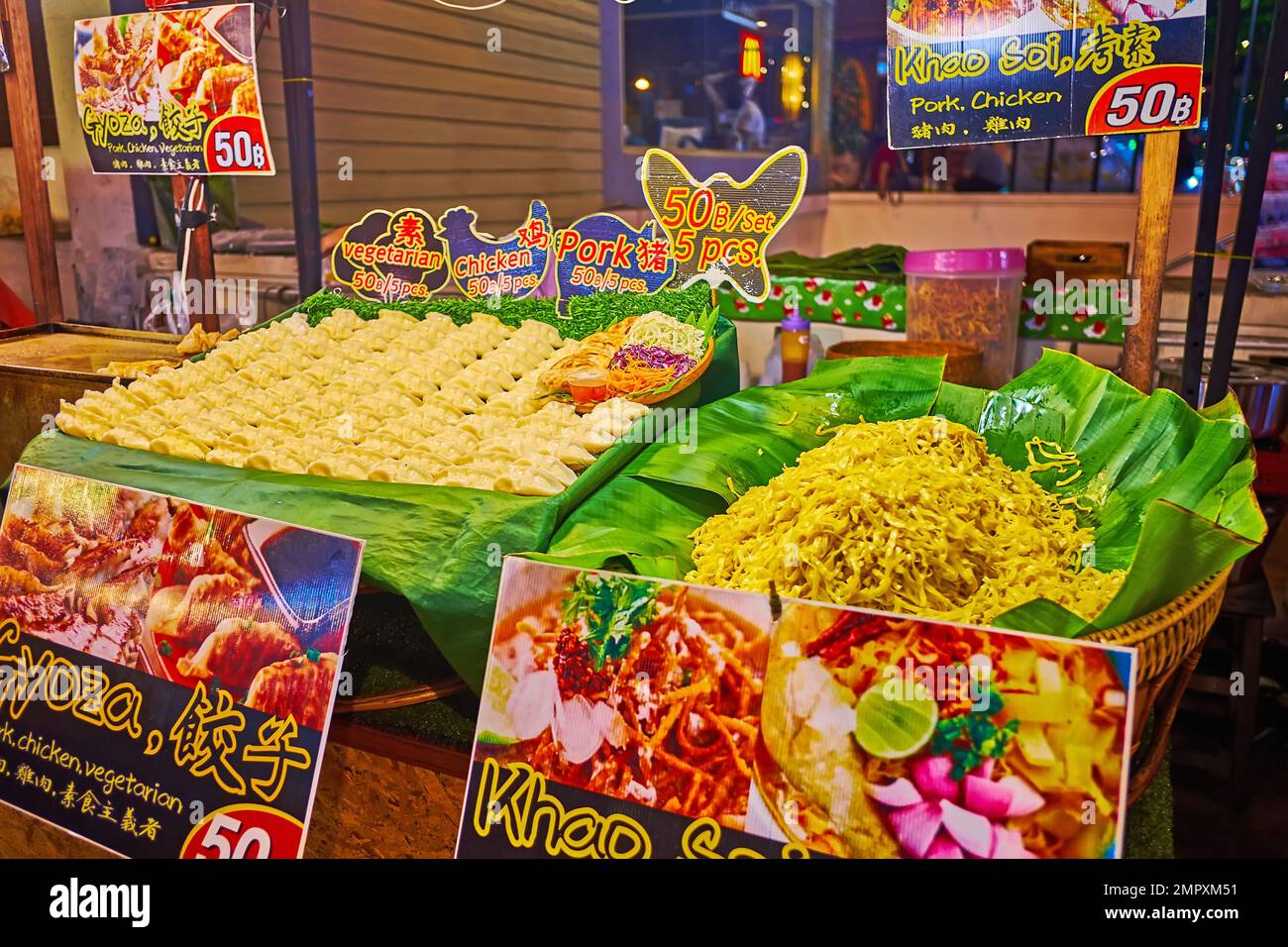 CHIANG MAI, THAILAND - 3. MAI 2019: Street Food Stand auf dem Nachtmarkt mit frischen Teigtaschen und heißen Nudeln, am 3. Mai in Chiang Mai Stockfoto