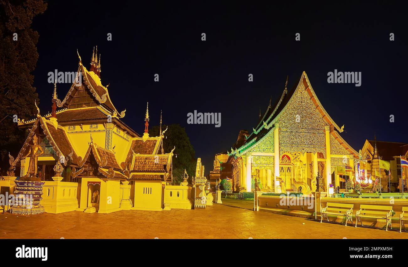 Die mittelalterliche Säule Viharn (Inthakhin Säule Vihara) und Phra Viharn Luang in hellen Abendlichtern, Wat Chedi Luang, Chiang Mai, Thailand Stockfoto