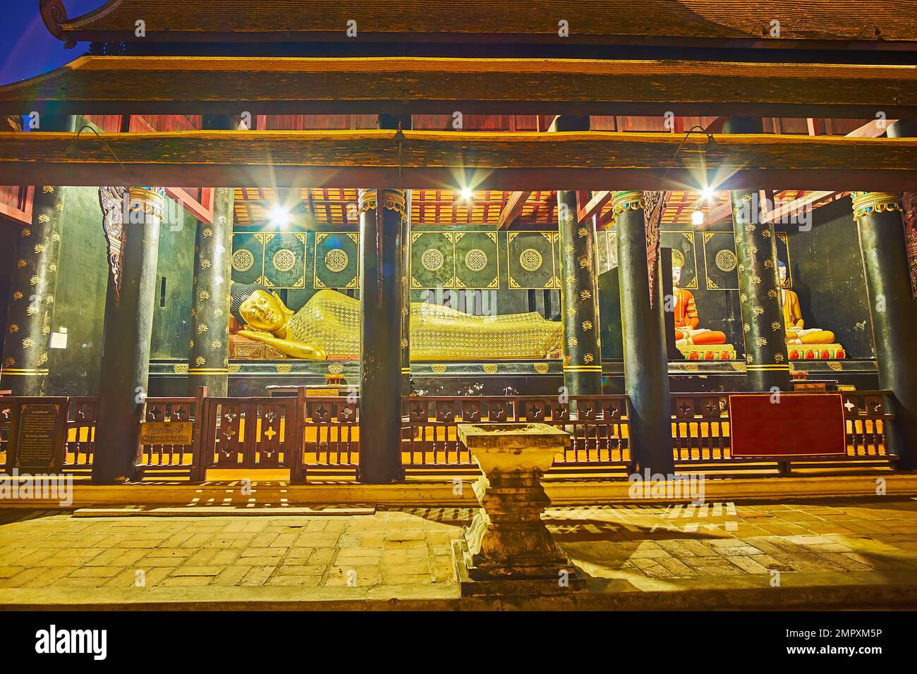 Der goldene liegende Buddha (Buddhasaivat) im Phra Buddhisophon-Pavillon von Wat Chedi Luang, Chiang Mai, Thailand Stockfoto