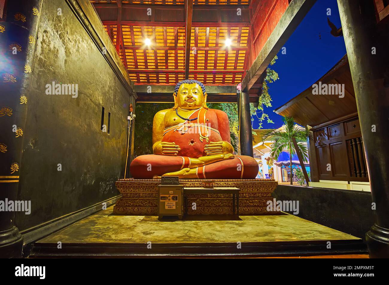 Der abendliche Blick auf den Phra Katchayana Pavillon in Wat Chedi Luang mit der Statue des so genannten Fat Buddha (Budai), der auf einem goldenen Sockel sitzt, Chiang Mai, Thai Stockfoto