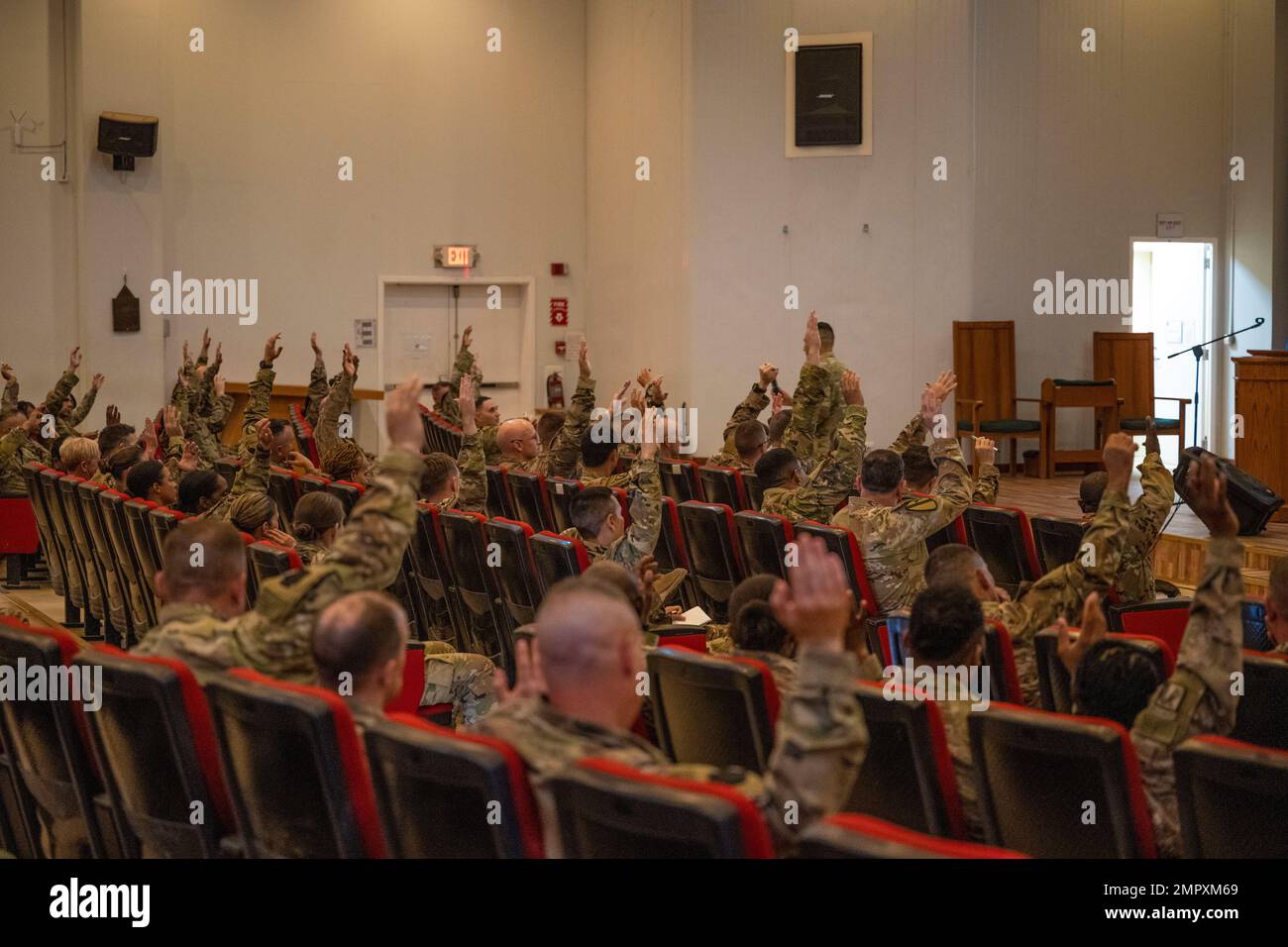 Leitende, nicht kommissionierte Offiziere der Task Force Spartan nehmen am Frage-und-Antwort-Teil einer Präsentation Teil, geleitet von Kommandoleiter Major Jacinto Garza, Senior Enlisted Leader für die USA Army Central, im Camp Arifjan, Kuwait Stockfoto